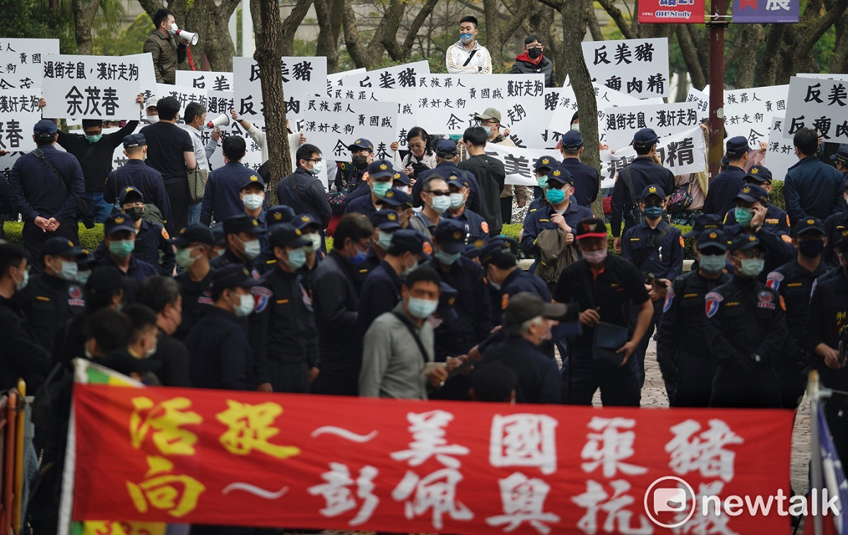 統派團體在君悅外舉著「反美豬」牌子，抗議來訪的美國前國務卿蓬佩奧。 圖：張良一 / 攝