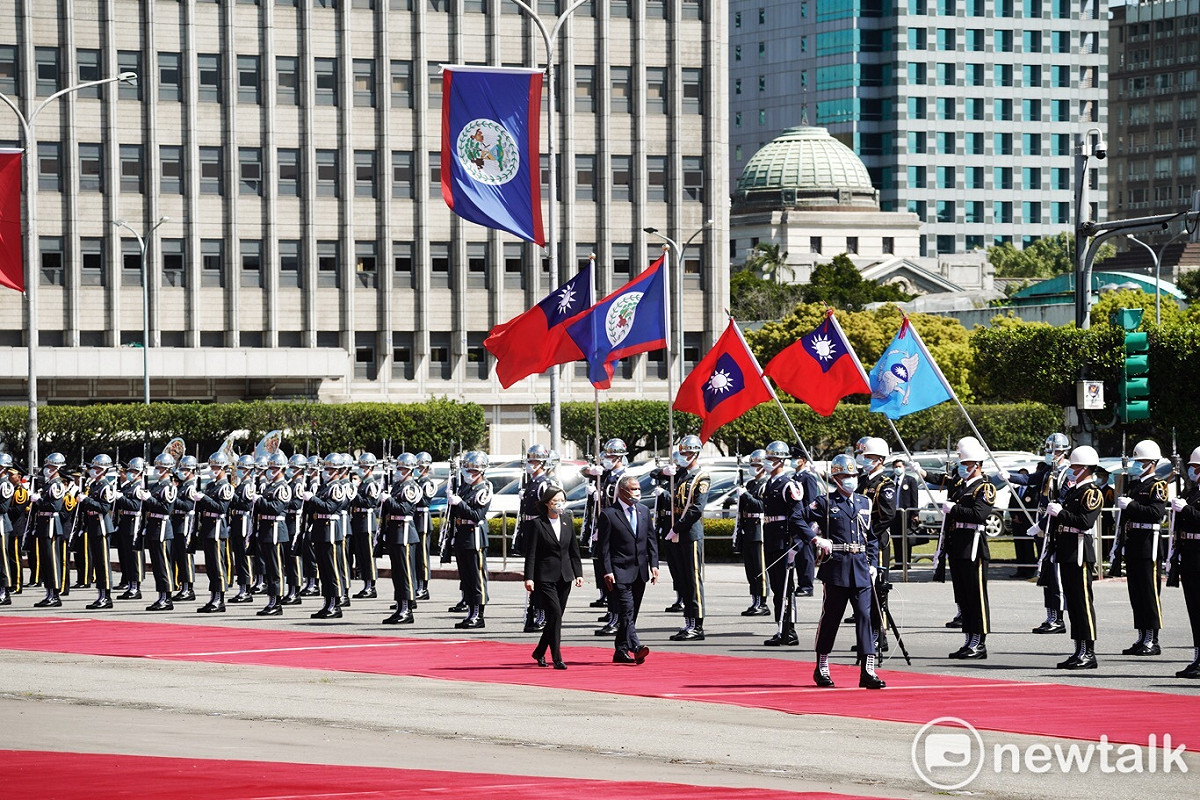 總統蔡英文今(9)日在總統府前廣場主持軍禮，歡迎貝里斯總理布里仙紐(Juan Antonio Johnny Briceño)伉儷。 圖：張良一／攝