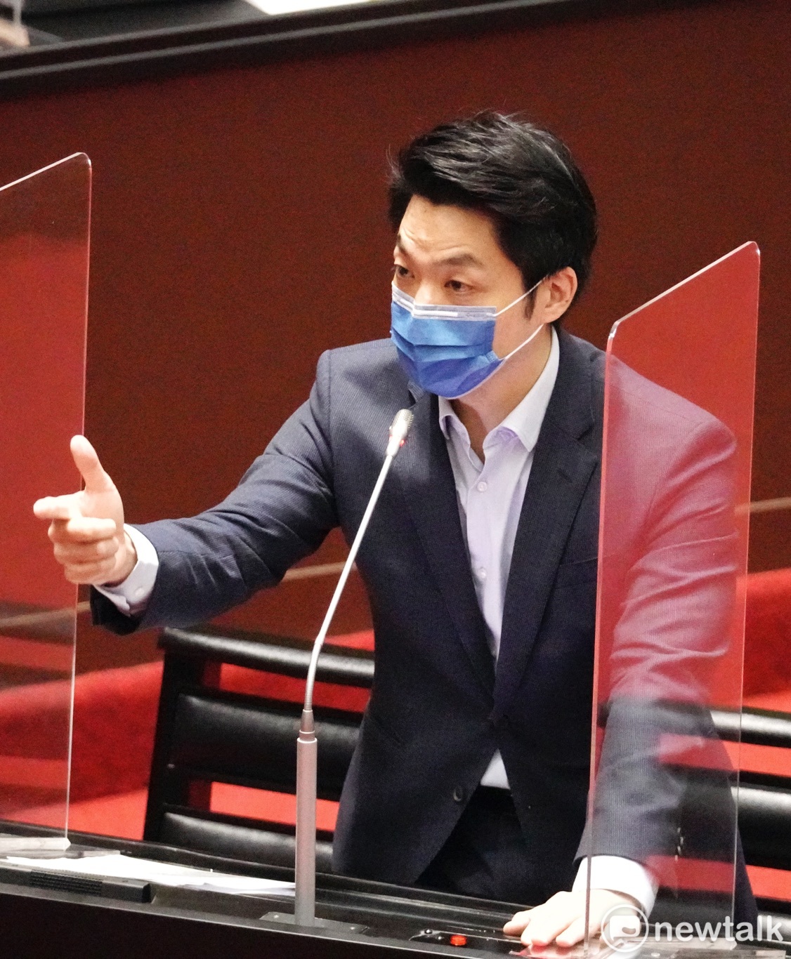國民黨立委上午在立院總質詢時，詢問行政院長蘇貞昌是否可以承諾未來一年不停電時，雙方爭鋒相對，場面一度火爆。 圖：張良一/攝