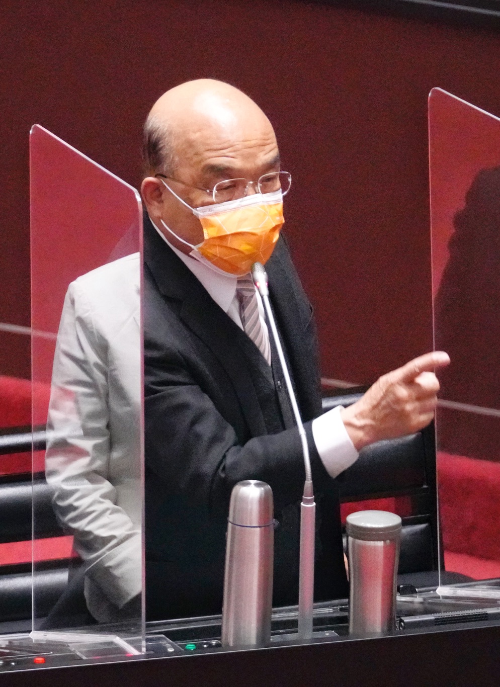 國民黨立委上午在立院總質詢時，詢問行政院長蘇貞昌是否可以承諾未來一年不停電時，雙方爭鋒相對，場面一度火爆。 圖：張良一/攝