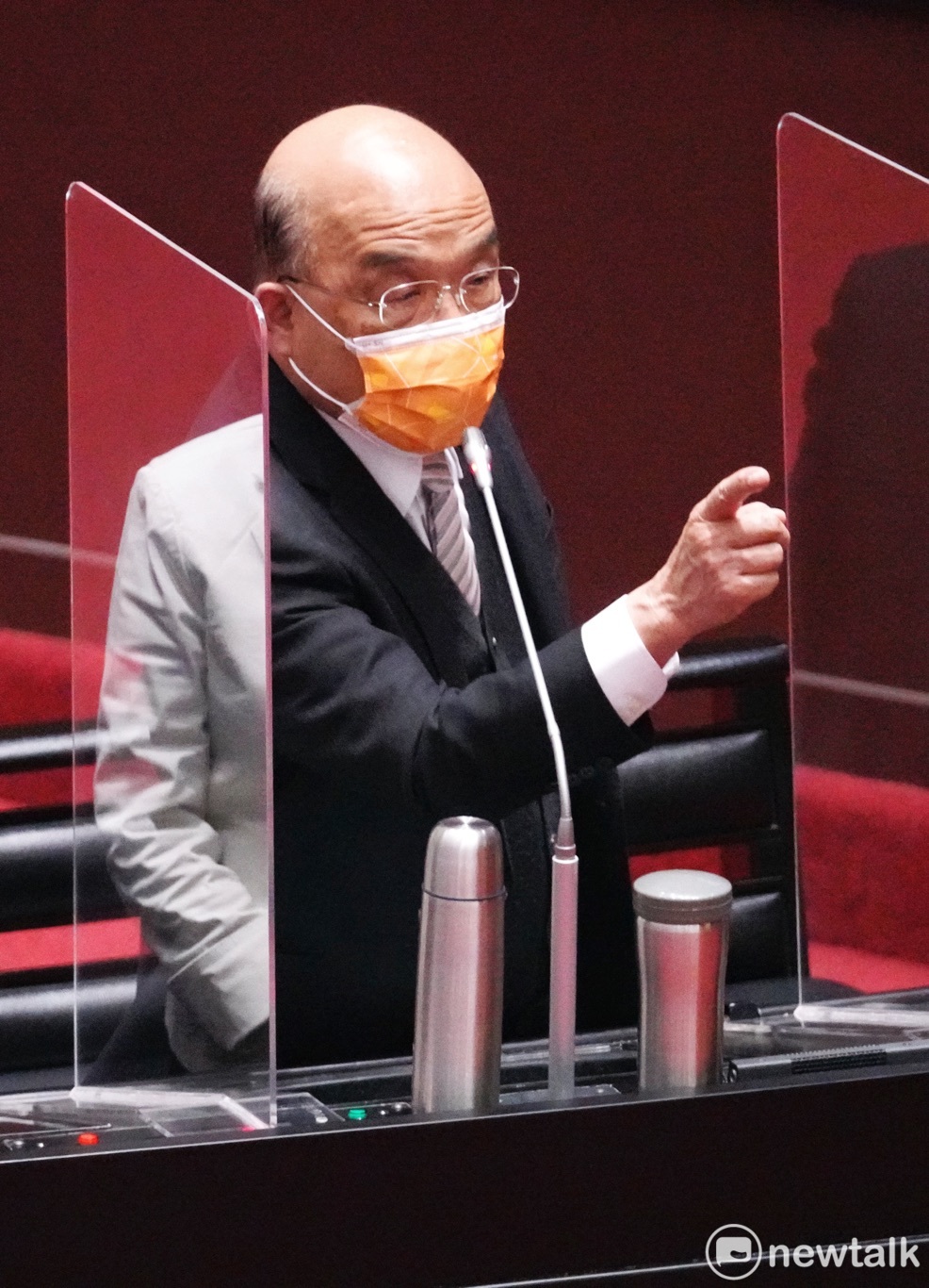 國民黨立委上午在立院總質詢時，詢問行政院長蘇貞昌是否可以承諾未來一年不停電時，雙方爭鋒相對，場面一度火爆。 圖：張良一/攝