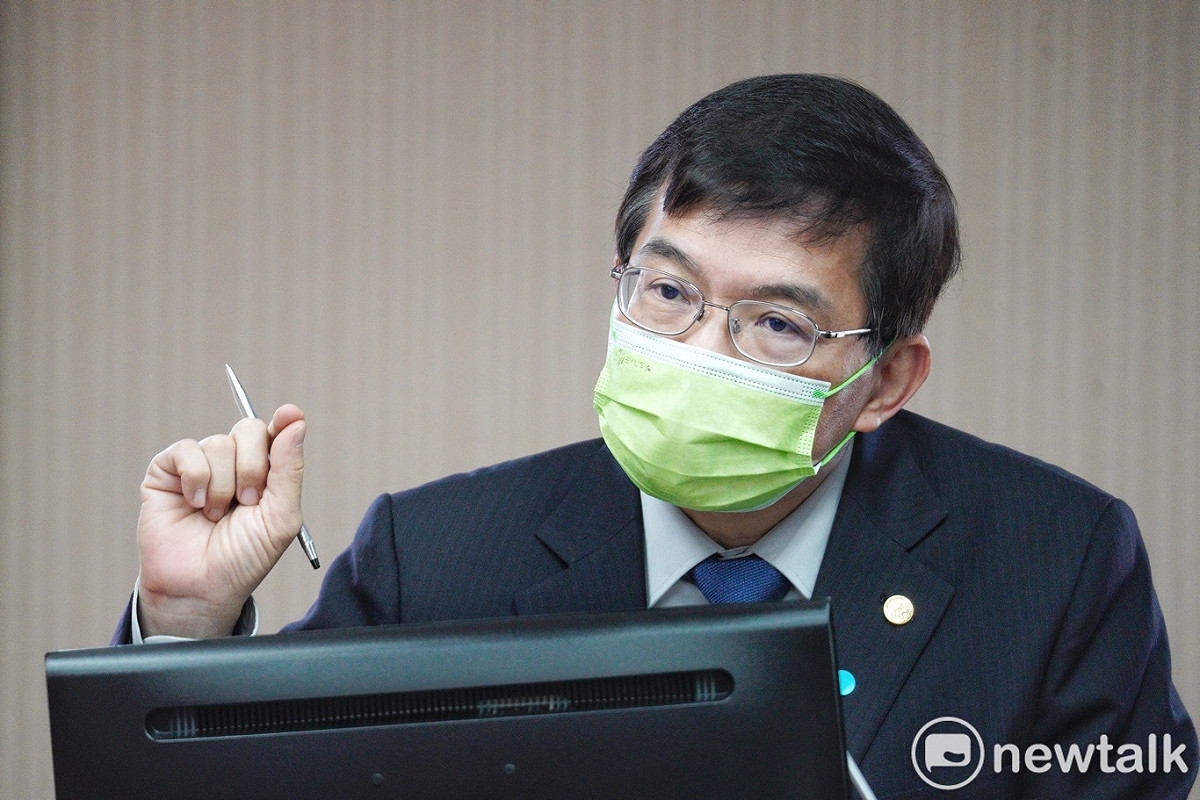 交通部長王國材今（16）天在立院交通委員會備詢。 圖：張良一/攝