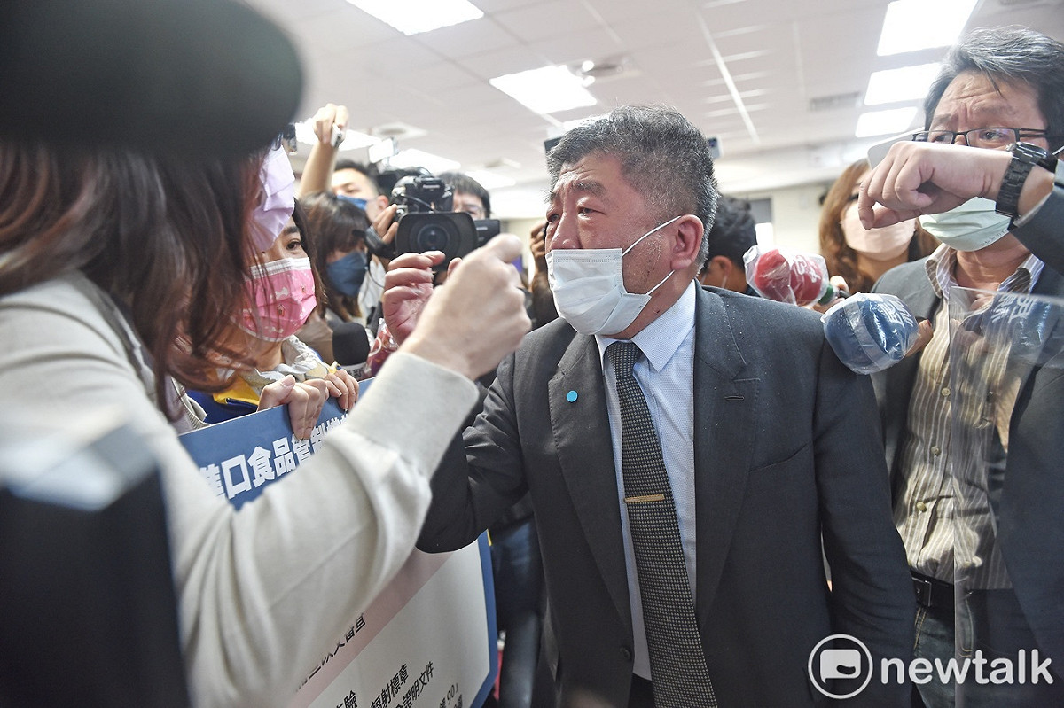 衛福部長陳時中今遭藍系立委鄭麗文等包圍，一度無法上台就福食開放審查機制進行報告，更被鄭麗文氣到臉色脹紅。 圖：張良一/攝（資料照）