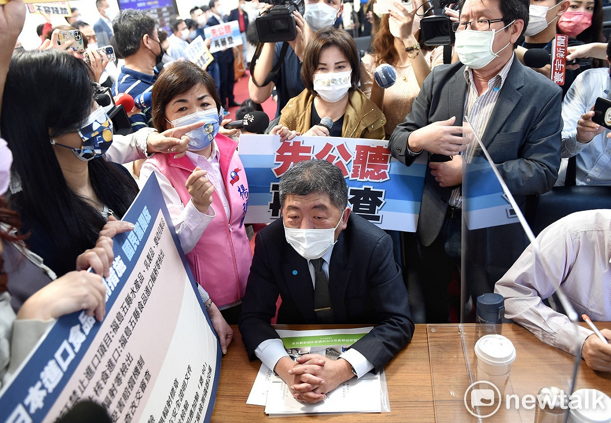 立院社福及衛環委員會等聯席會今原訂審查日本福食進口，但遭國民黨立委杯葛議事，並一度和衛福部長陳時中爆發口角衝突。 圖：張良一/攝