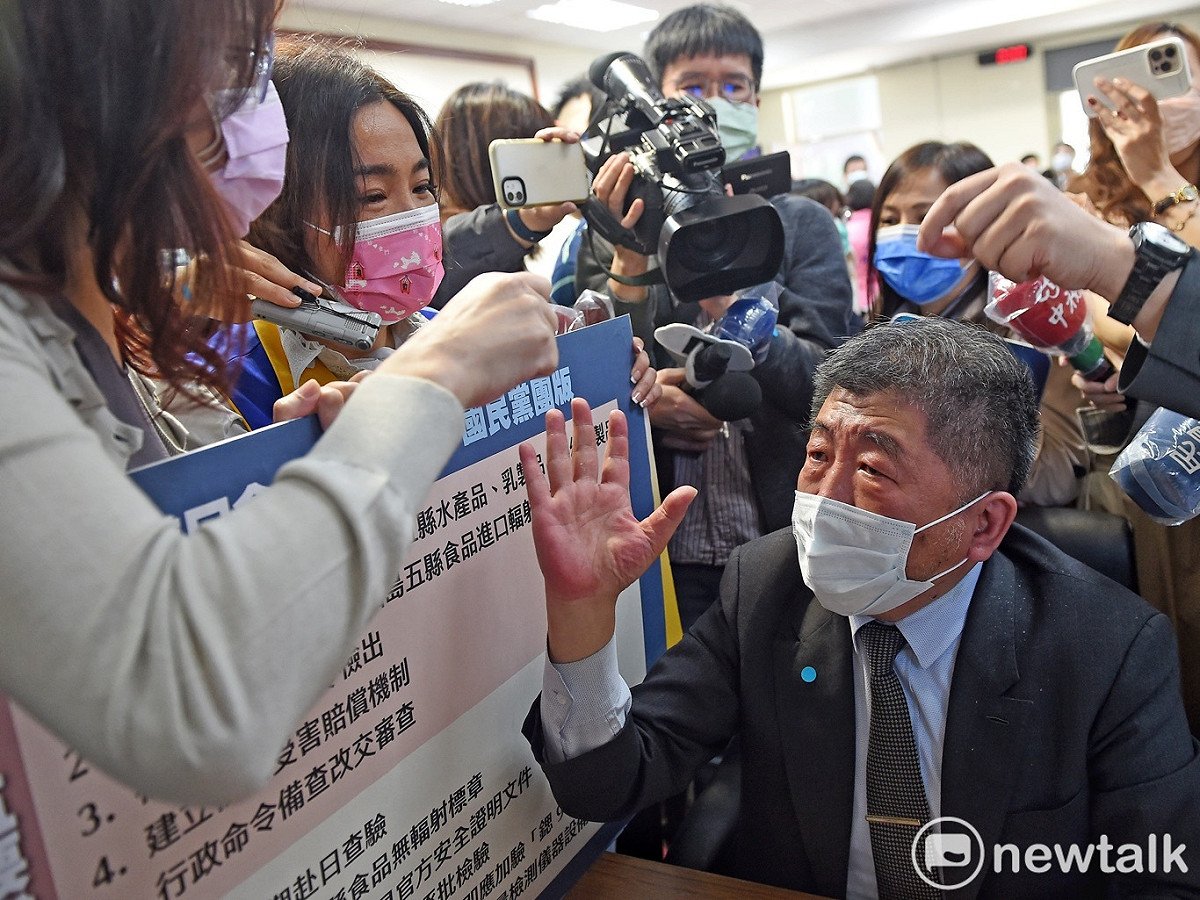 衛福部長陳時中遭藍系立委鄭麗文等包圍，一度無法上台就福食開放審查機制進行報告，更被鄭麗文氣到臉色脹紅。 圖：張良一/攝