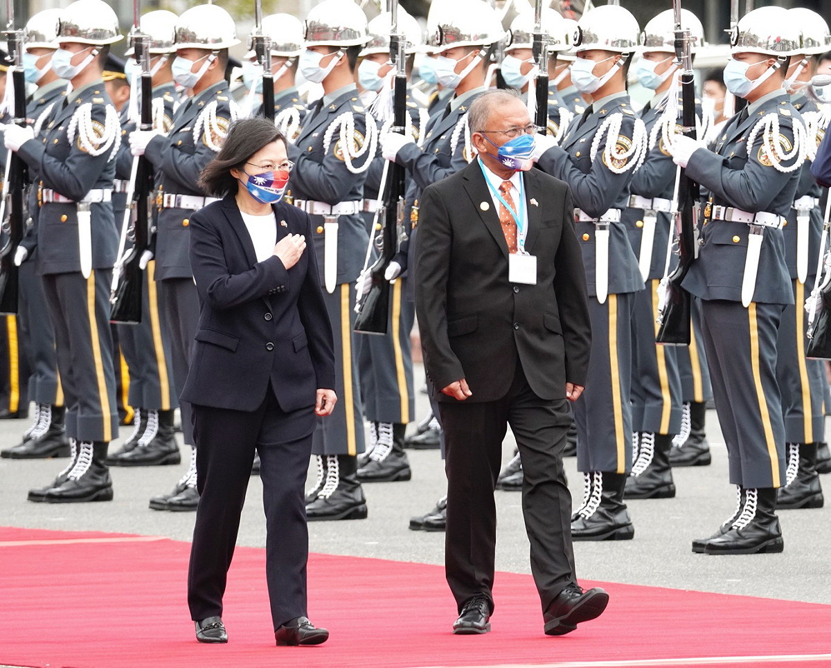 總統蔡英文上午在總統府前廣場以軍禮歡迎馬紹爾群島共和國總統柯布亞伉儷。 圖：張良一/攝