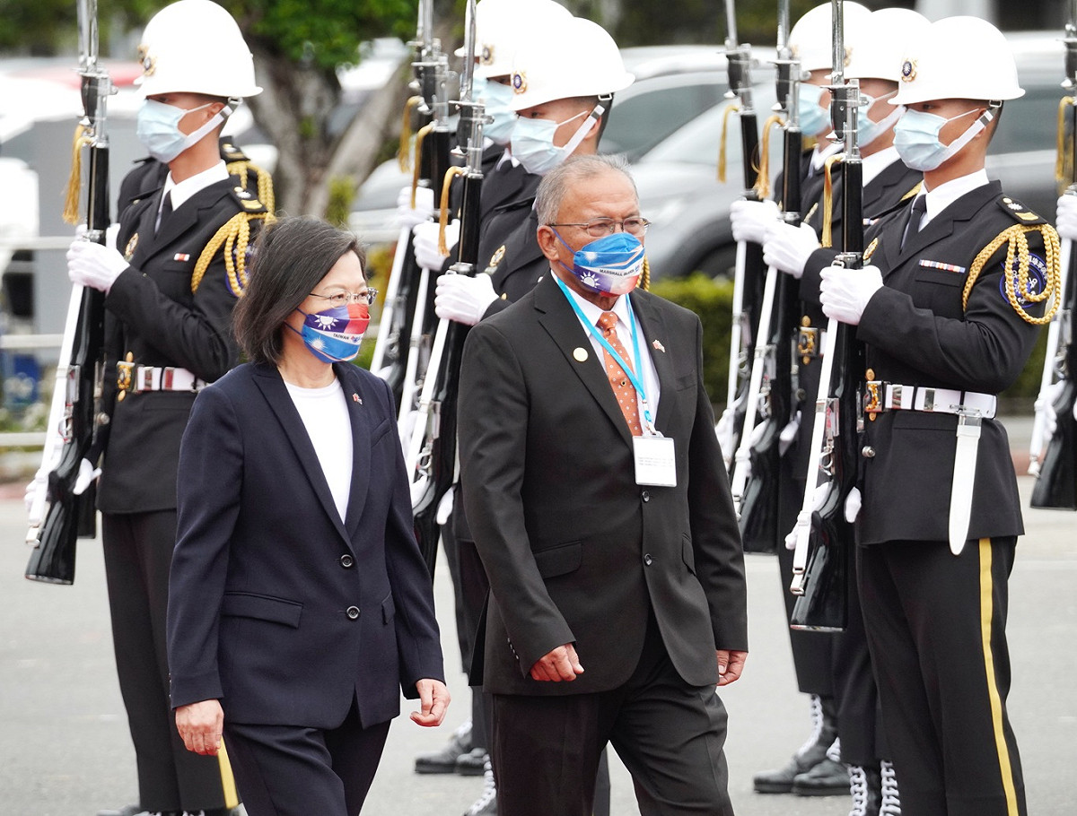 總統蔡英文上午在總統府前廣場以軍禮歡迎馬紹爾群島共和國總統柯布亞伉儷。 圖：張良一/攝