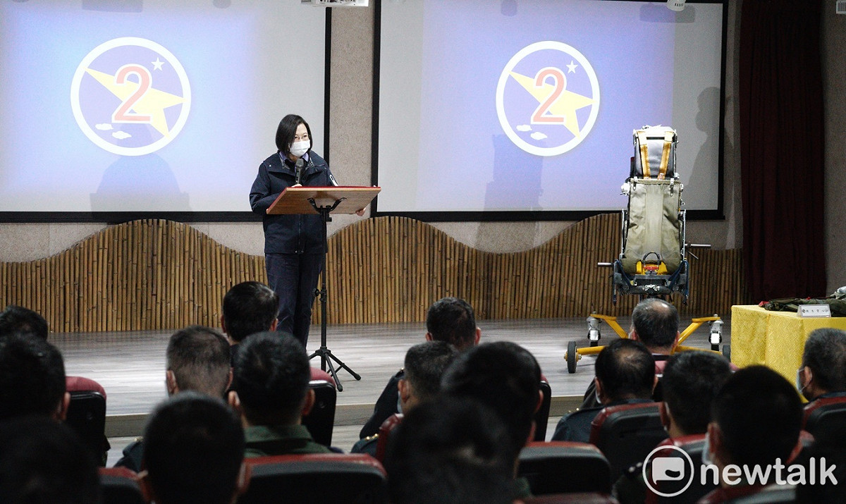總統蔡英文今（1）天下午視導空軍第二戰術戰鬥機聯隊，勗勉飛行人員。 圖：張良一/攝