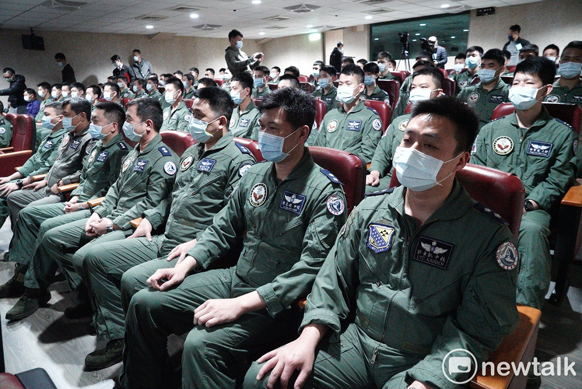 總統蔡英文今（1）天下午視導空軍第二戰術戰鬥機聯隊，勗勉飛行人員。 圖：張良一/攝
