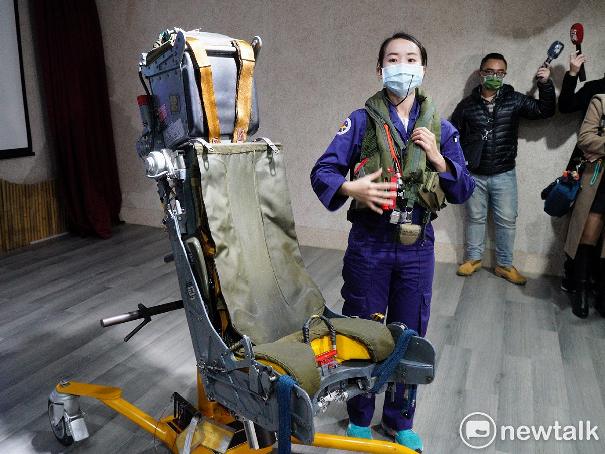 空軍第二戰術戰鬥機聯隊的一位地勤人員說明配備在空軍幻象兩千戰機上的各項求生裝備，圖為彈射座椅。 圖：張良一/攝