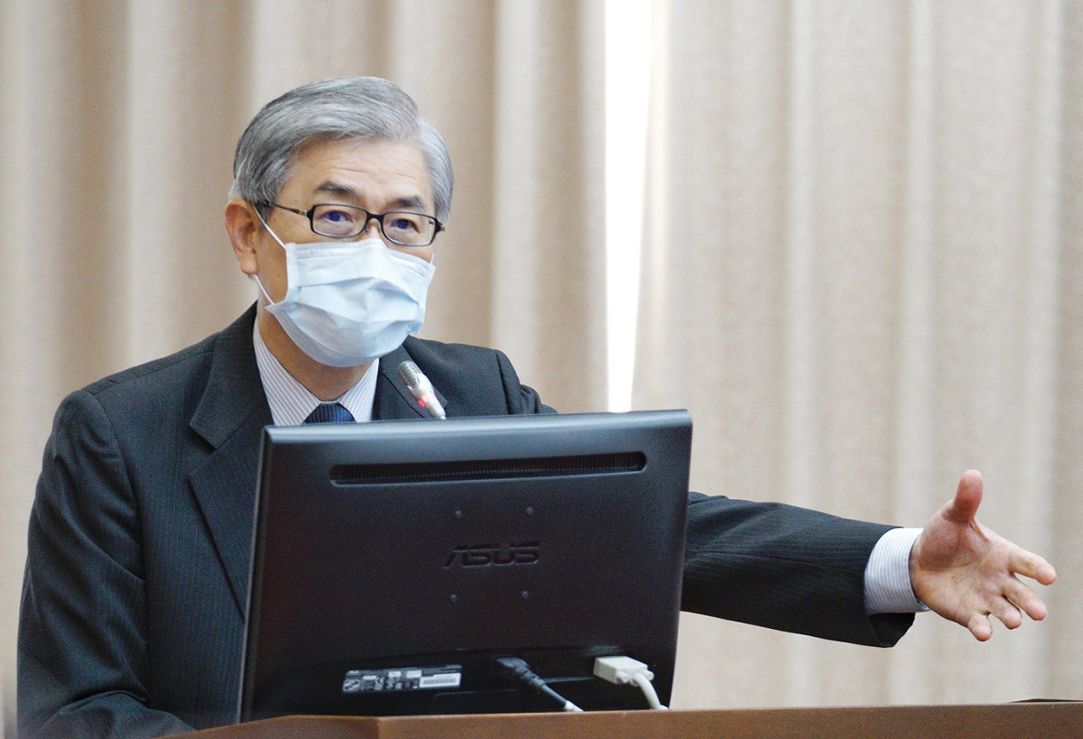 本土確診數激增，民眾為取得確診證明以申請保險理賠，大量湧入醫院，引發亂象。對此，金管會主委黃天牧昨日親上火線，強調保戶理賠有2年請求權時效，不須及於一時湧入醫院。 圖：張良一/攝（資料照）
