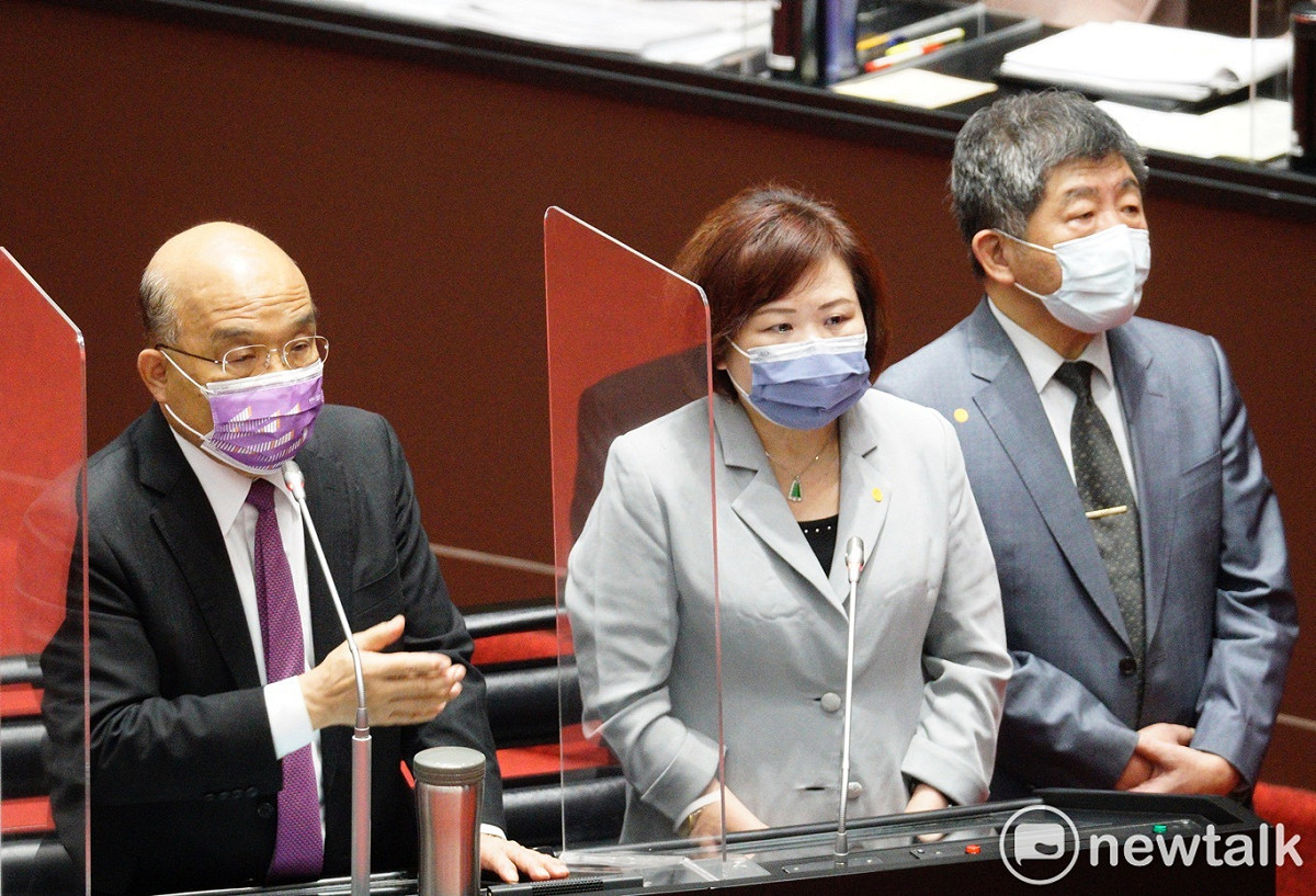 行政院長蘇貞昌、衛福部長陳時中和勞動部長許銘春在立院院會備詢。 圖：張良一/攝