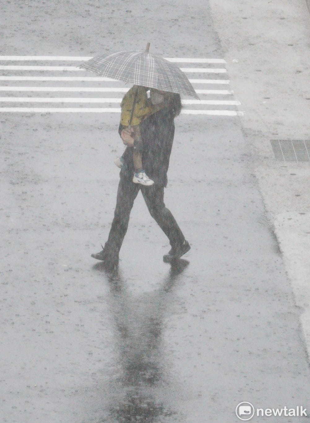 吳聖宇表示，午後全台皆有機會發生短暫雨，尤其大台北東側、宜蘭和花蓮等東北部地區有機會出現局部大雷雨。 圖：張良一／攝(資料照)