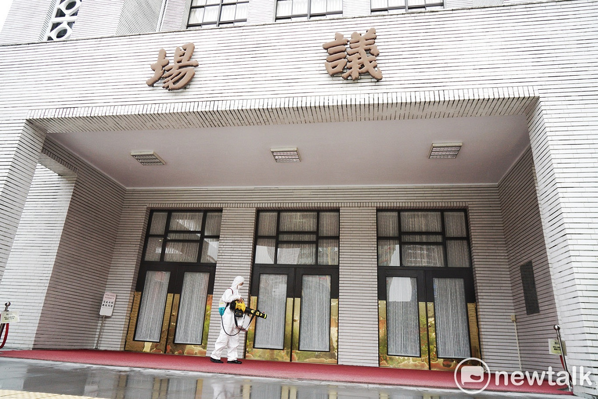 立法院工作人員在立法院區清消。 圖：張良一/攝