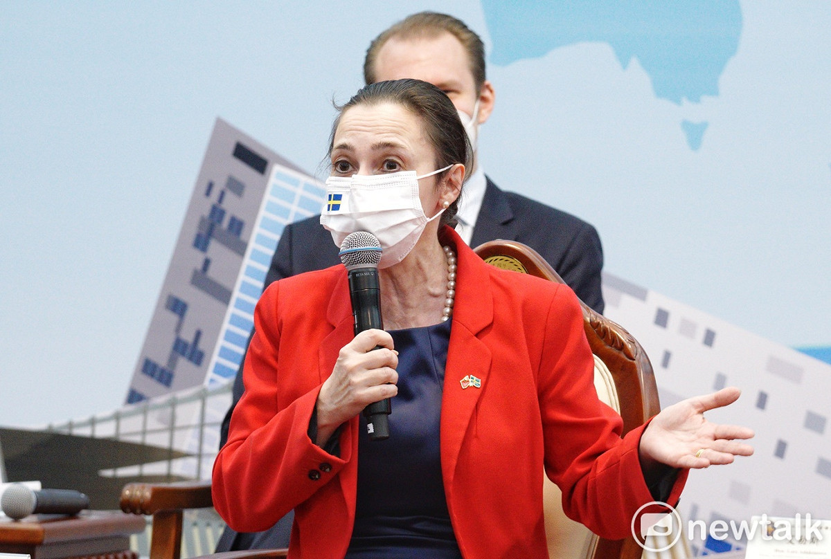 瑞典國會議員及歐洲議會議員訪團記者會，圖為台瑞國會議員協會主席席歐柏莉，她開玩笑地說，希望1000萬瑞典人都能品嘗到台灣的噶瑪蘭威士忌。 圖：張良一/攝