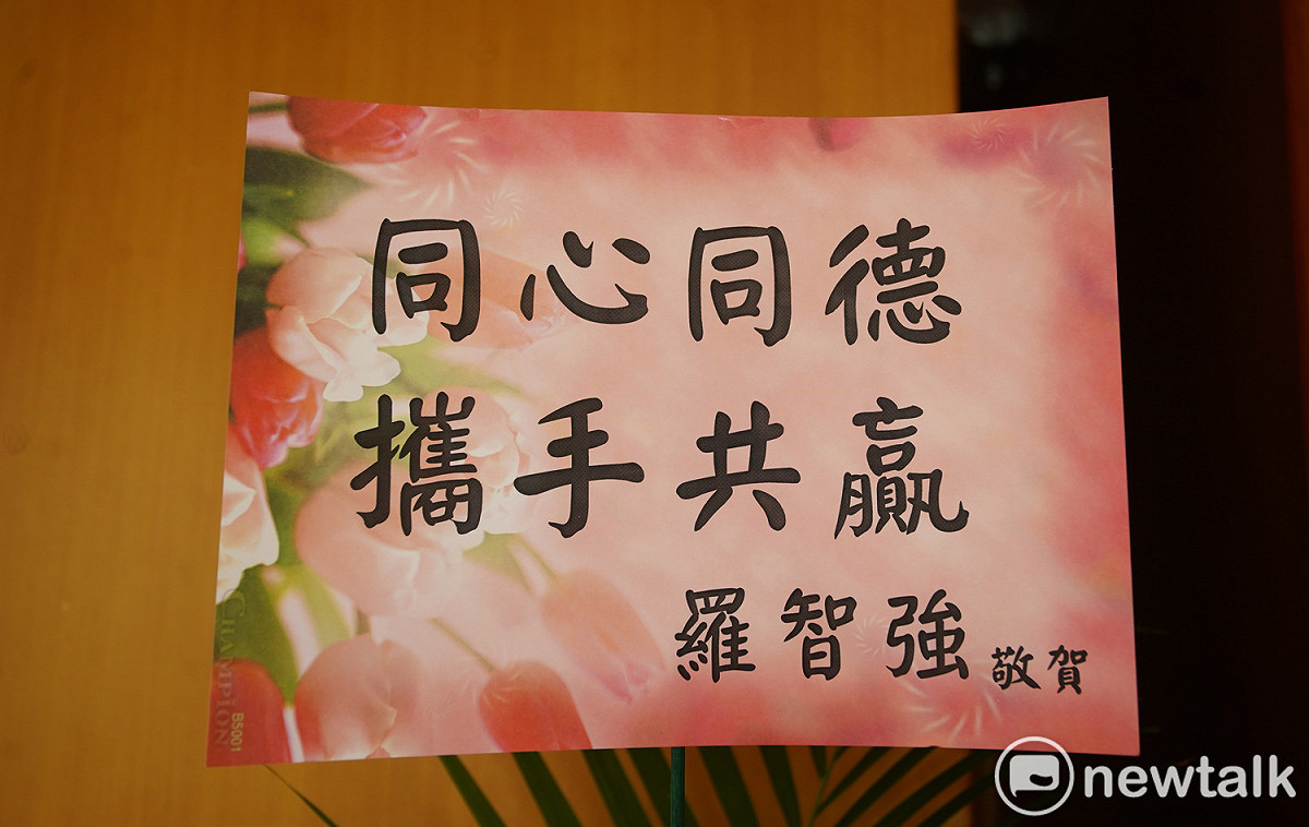 呂玉玲宣布參選桃園市長，羅智強大方送花籃祝福。 圖：林昀真／攝