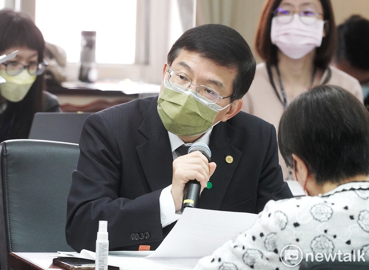 交通部長王國材今(9)日表示，針對近日客運面臨載客率低落問題，除了協助業者貸款額度將增加到10億元外，部分路線也可用聯合派遣方式。 圖：張良一/攝