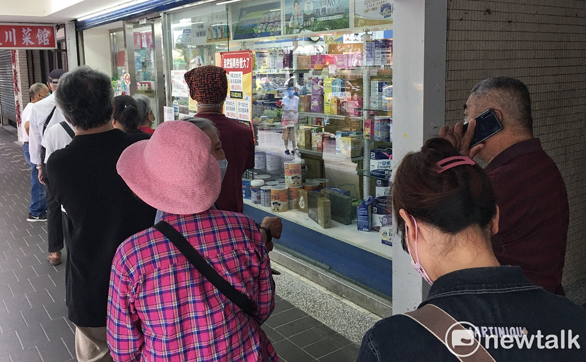 快篩試劑需求量大，衛福部向多家廠商緊急採購快篩試劑，其中一家「高登環球生醫公司」疑涉詐騙。（圖為民眾排隊購買快篩示意圖） 圖：張良一/攝