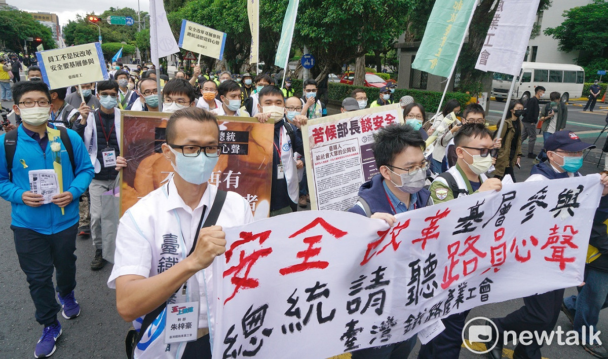 數百位台灣鐵路產業工會成員下午在博愛特區遊行，提出安全改革基層參與訴求，並要求總統蔡英文傾聽路員心聲，工會最後集結凱道參與勞團活動。 圖：張良一/攝