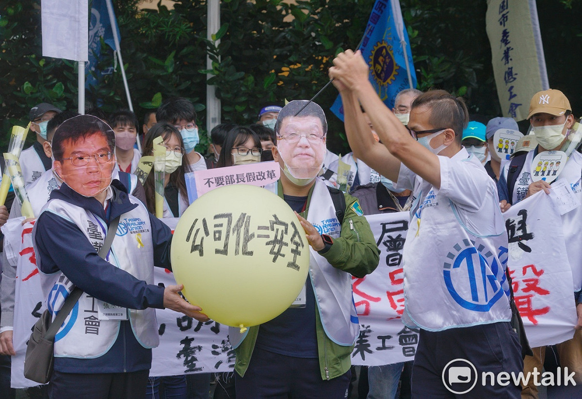 數百位台灣鐵路產業工會成員下午在博愛特區遊行，提出安全改革基層參與訴求，並要求總統蔡英文傾聽路員心聲，他們並在遊行終點的中山南路與愛國西路口演行動劇，戳破交通部長王國材和台鐵局長杜微說的公司化=安全的謊言。 圖：張良一/攝