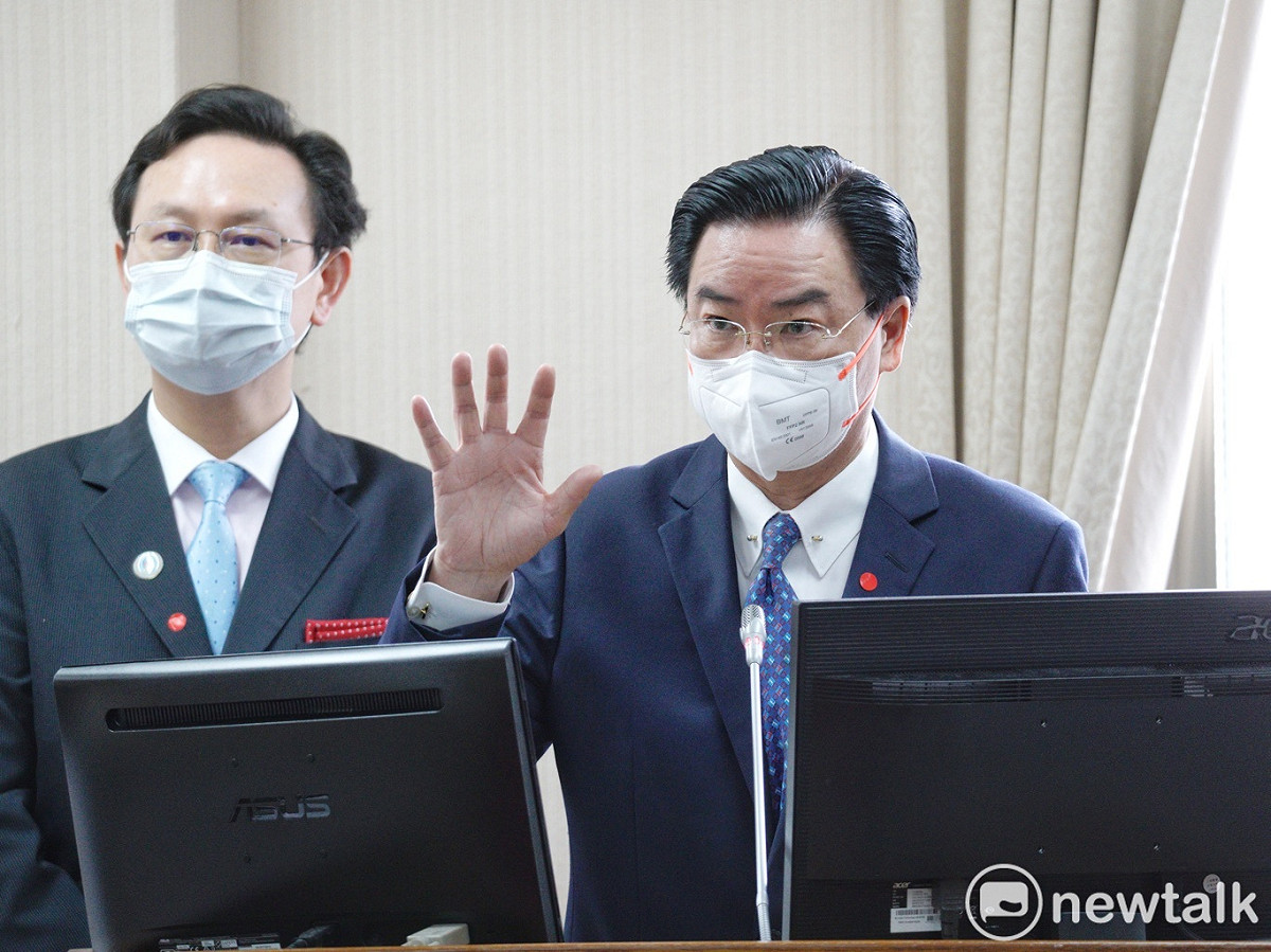外交部長吳釗燮、僑委會委員長童振源在立院外交及國防委員會備詢。 圖：張良一/攝