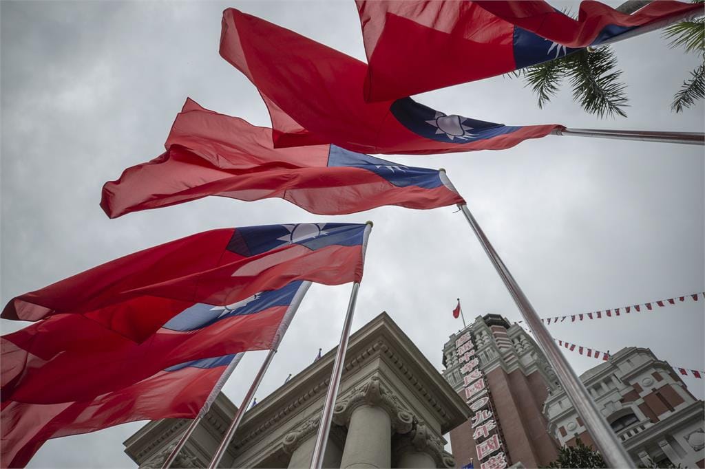 中華民國國旗飄揚在總統府前。