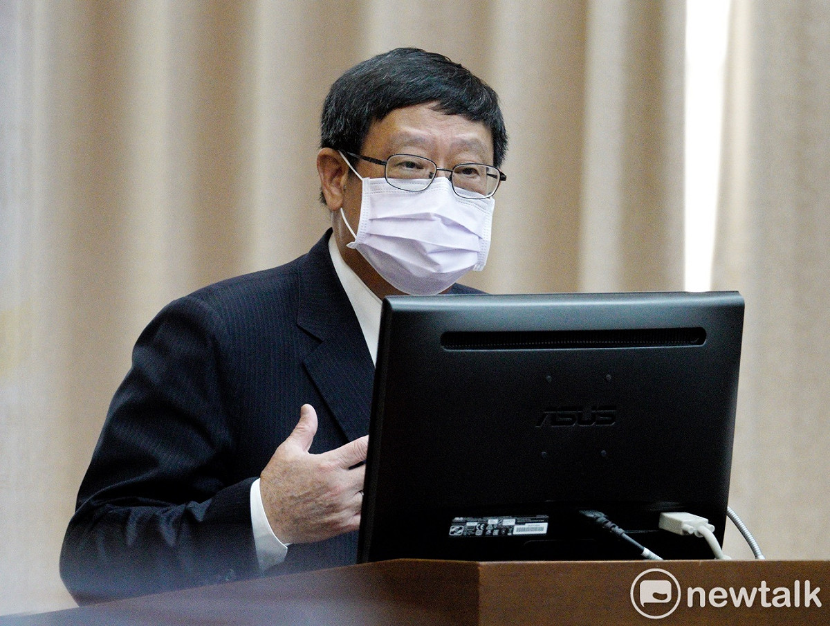 環保署長張子敬今接受訪問時提出2種解套空品惡化的方法，長遠要提高空品標準和工廠管制，短期要在空品不佳時要求大型排放源降低排放。（資料照） 圖：張良一/攝