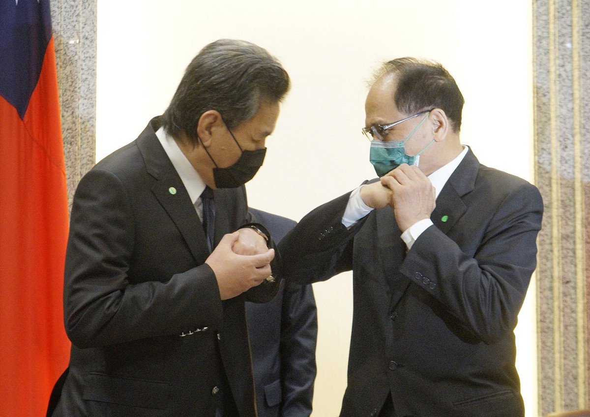 監察院副院長被提名人李鴻鈞在總統府秘書長李大維、副秘書長李俊俋的陪同下，拜訪立法院長游錫堃。 圖：張良一/攝