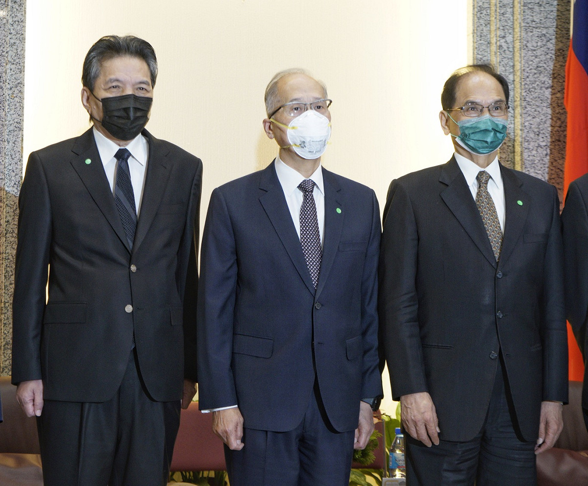 監察院副院長被提名人李鴻鈞在總統府秘書長李大維、副秘書長李俊俋的陪同下，拜訪立法院長游錫堃。 圖：張良一/攝