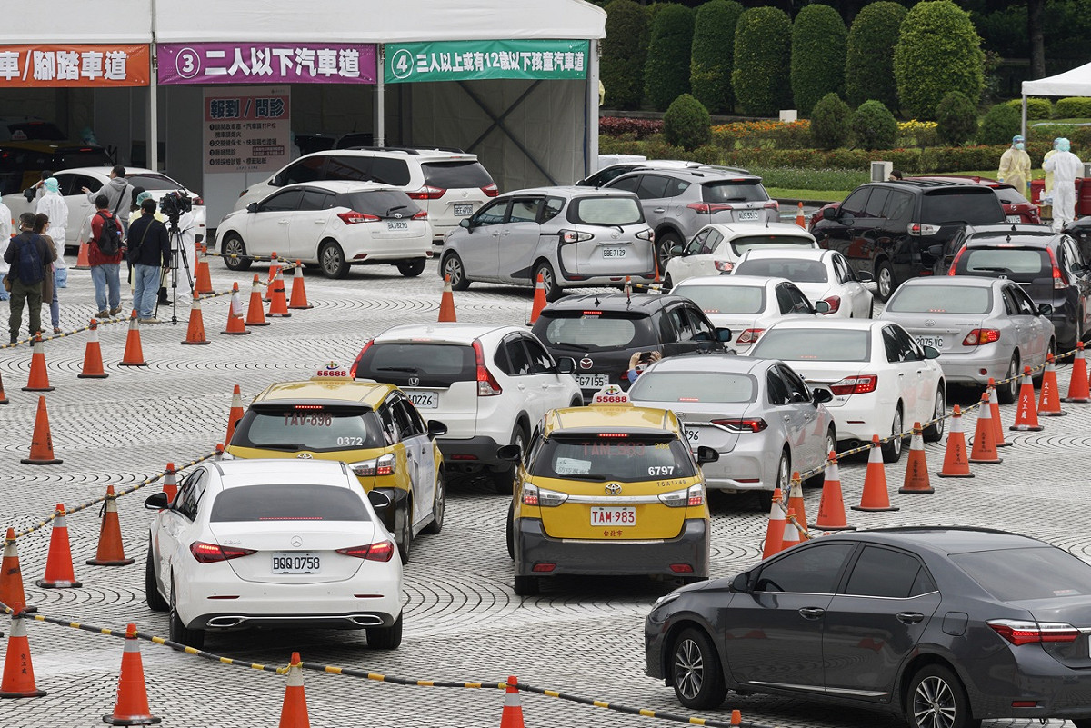 台北榮總今起在中正紀念堂廣場設PCR篩檢站，分別設置汽車道、機車腳踏車道、人行道。 圖：張良一/攝