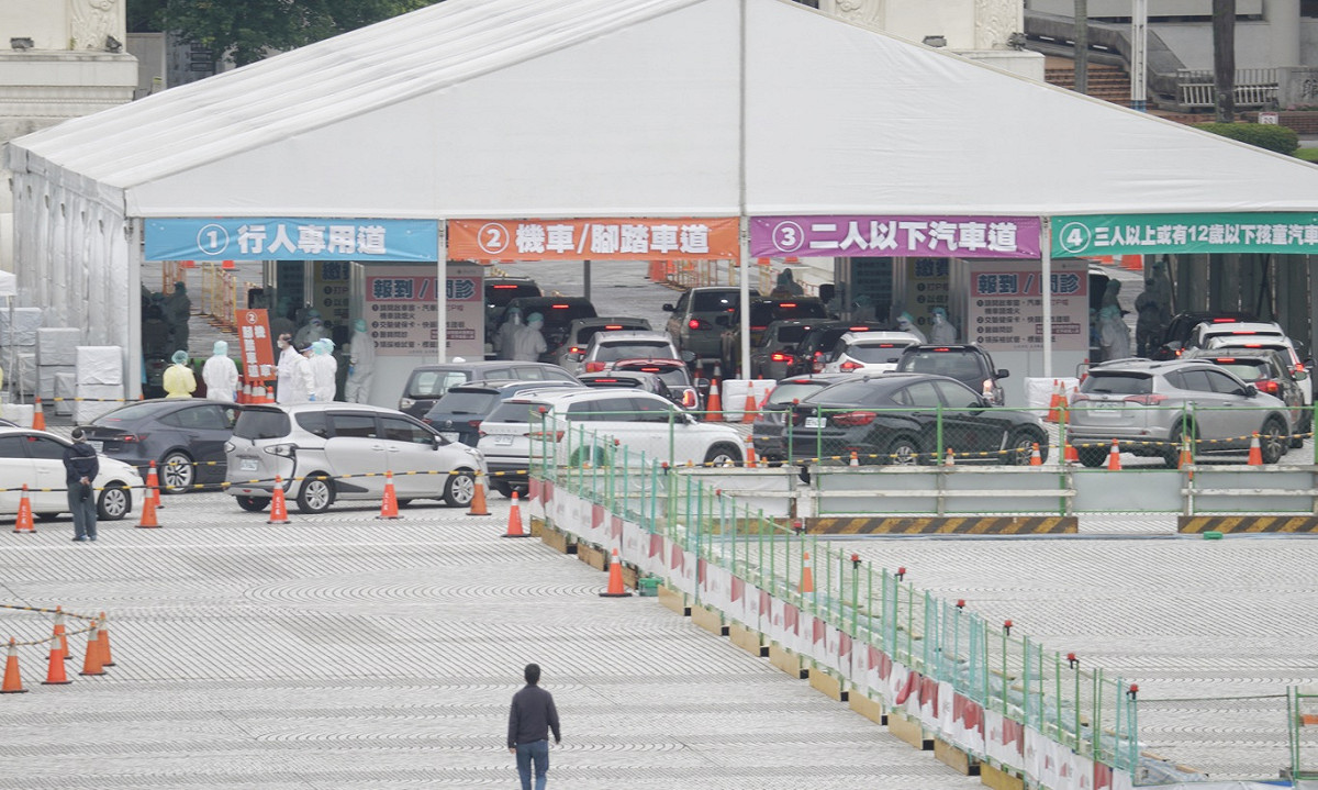 台北榮總今起在中正紀念堂廣場設PCR篩檢站。 圖：張良一/攝