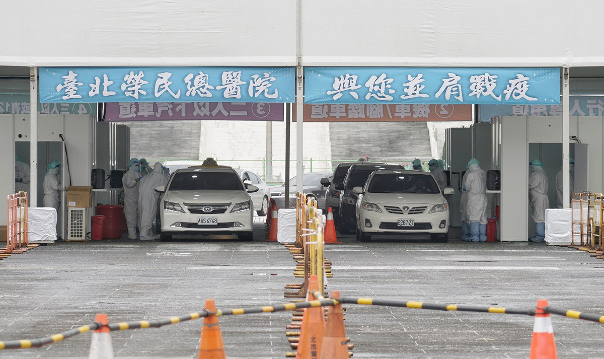 台北榮總今起在中正紀念堂廣場設PCR篩檢站，此汽車道，快篩陽性市民免下車即可進行PCR檢測。 圖：張良一/攝