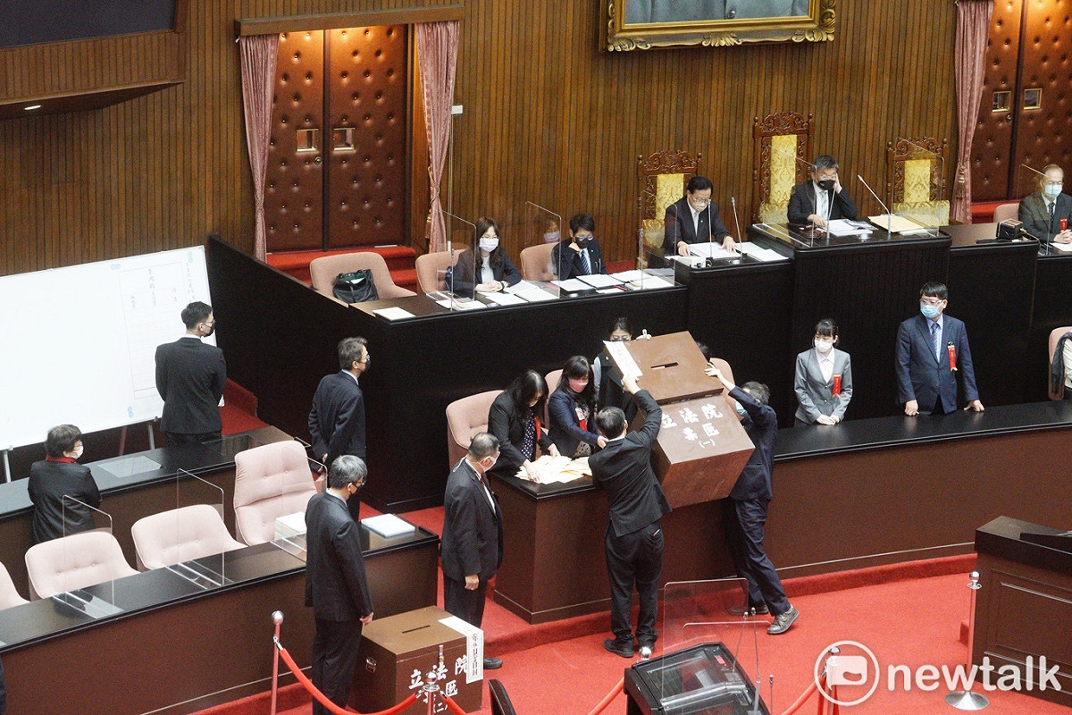 立法院院會上午對監察院監察委員並為副院長被提名人王鴻鈞行使同意權進行開票。 圖：張良一/攝