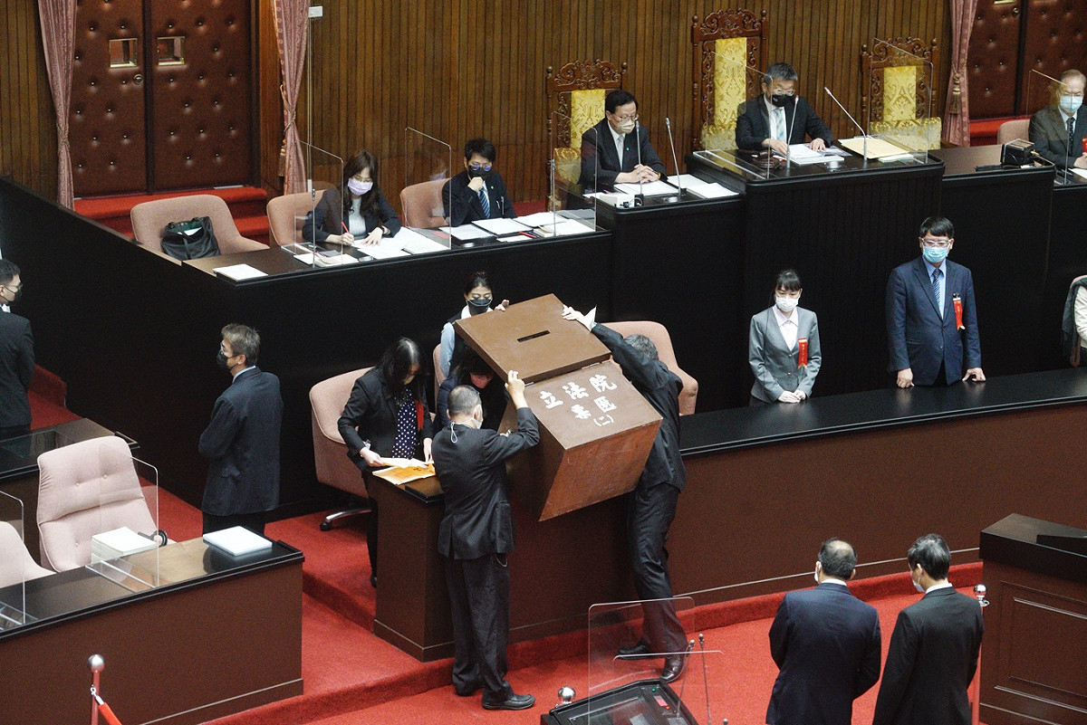 立法院院會上午對監察院監察委員並為副院長被提名人王鴻鈞行使同意權進行開票。 圖：張良一/攝