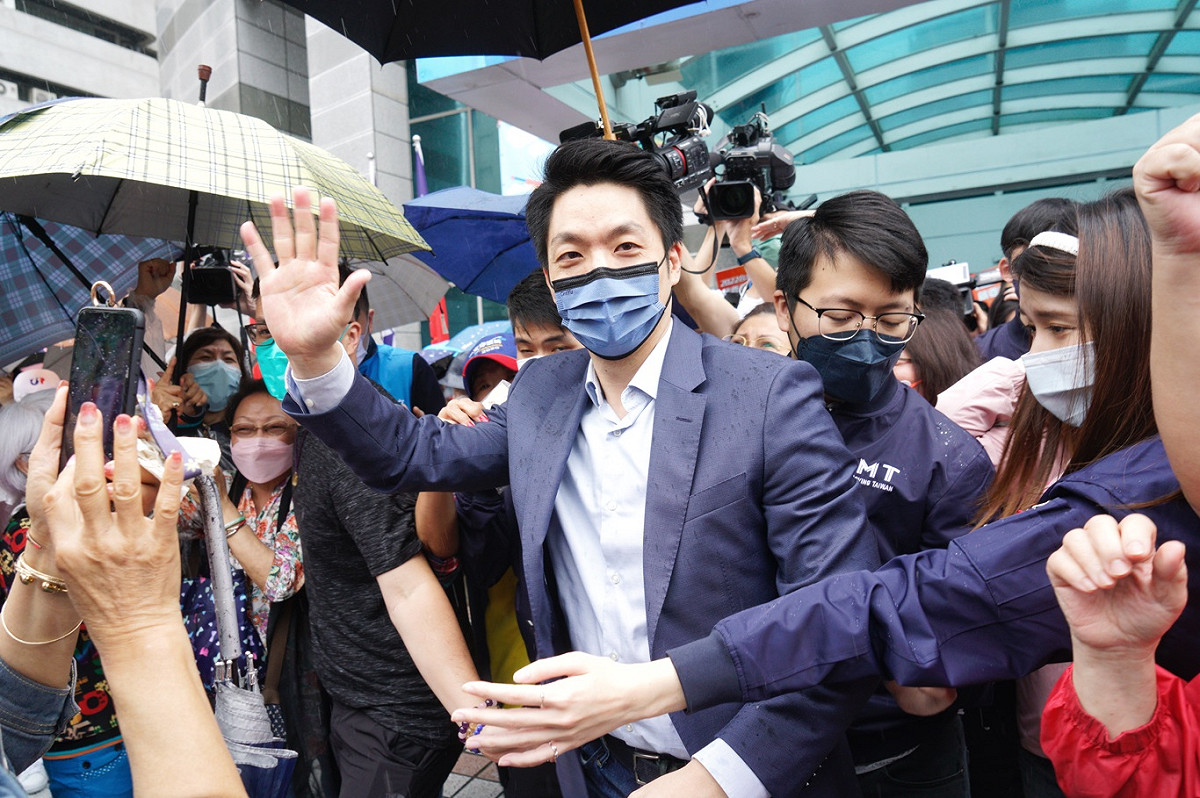 國民黨立委蔣萬安表示，關心醫護與政治無關，。 圖：張良一 / 攝
