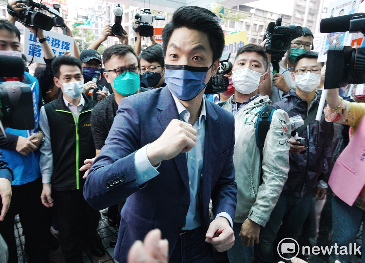 國民黨立委蔣萬安批金管會明知防疫保單的四大「拒保怪招」，但保險公司拒絕承保，民眾不懂法律還是求助無門。 圖：張良一攝(資料照片)