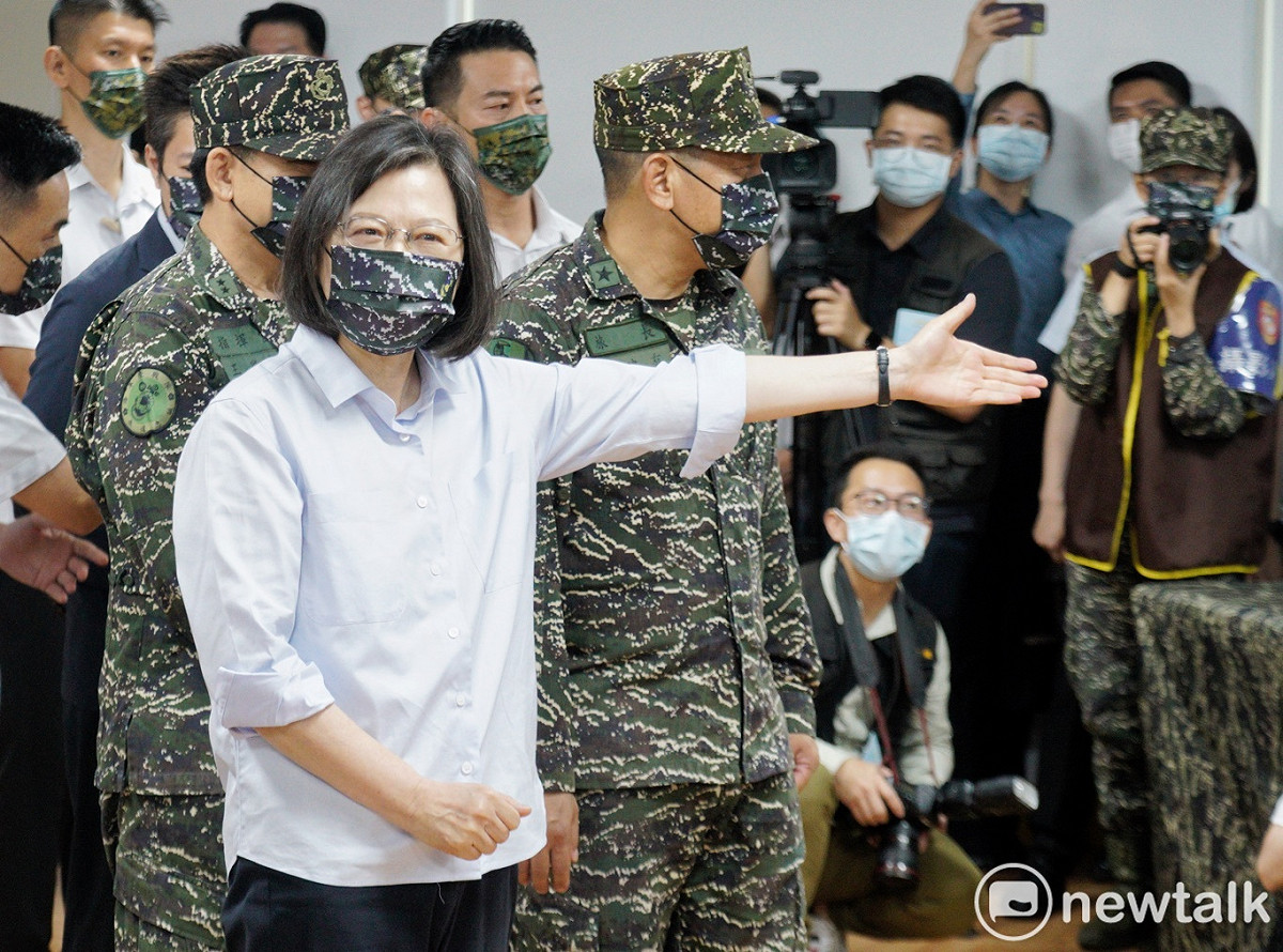 總統蔡英文今（2）日上午視察海軍陸戰隊66旅。 圖：張良一/攝