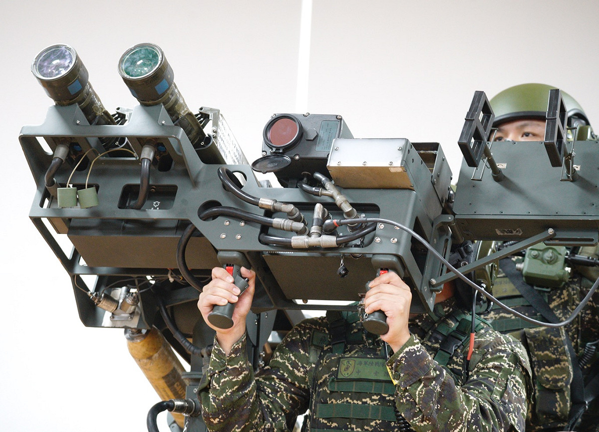 海軍陸戰隊66旅官兵示範雙聯裝刺針飛彈操作。 圖：張良一/攝(資料照片)