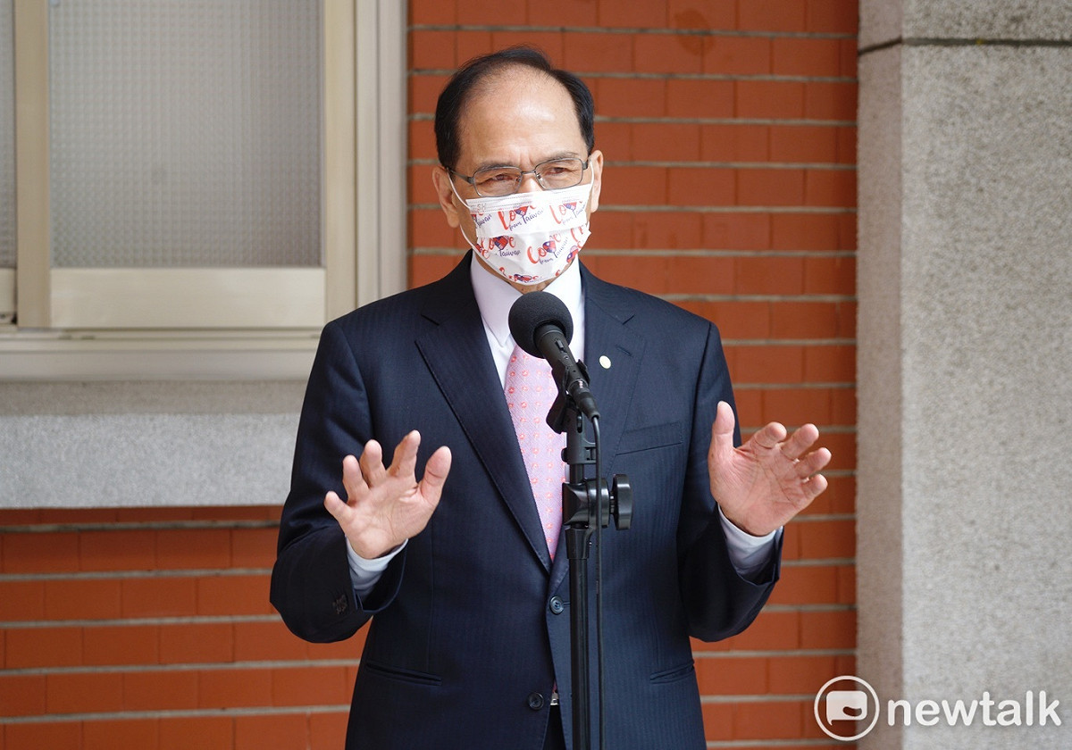 立法院長游錫堃接見「立法院國會助理工會」理事長李永誠等人，會前接受媒體訪問。 圖：張良一 / 攝（資料照）