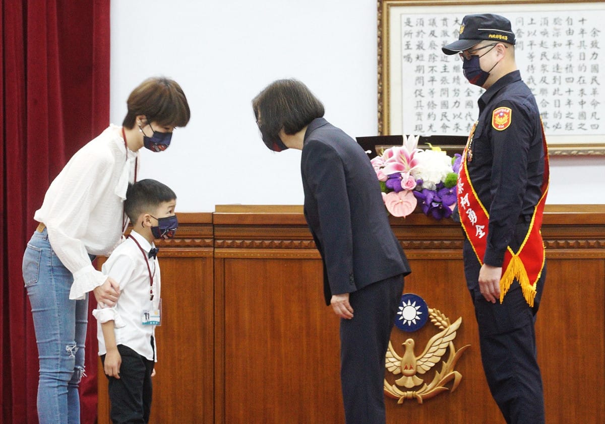 總統蔡英文出席111年警察節慶祝大會，並和得獎者、家屬合影。 圖：張良一/攝