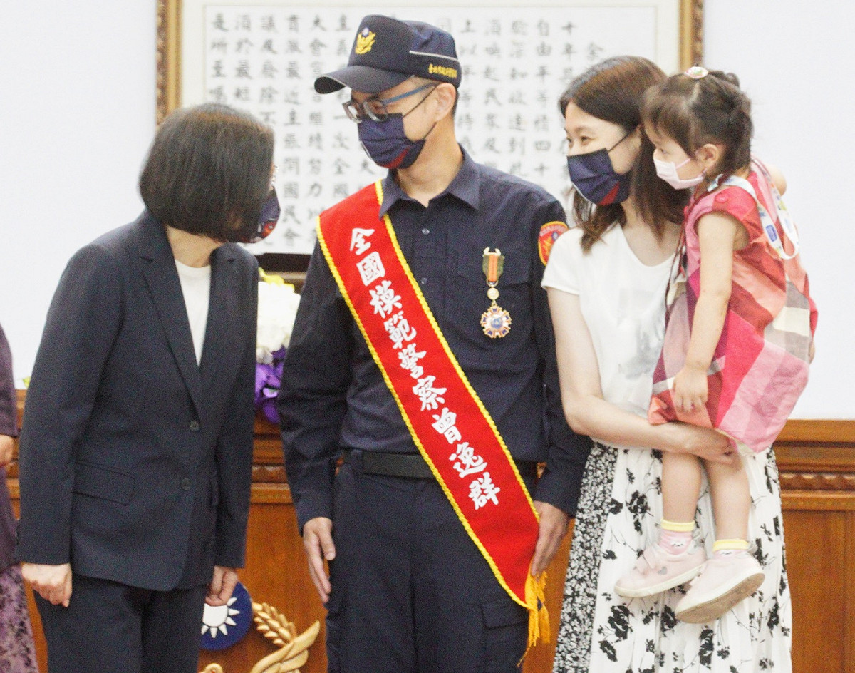 總統蔡英文出席111年警察節慶祝大會，並和得獎者、家屬合影。 圖：張良一/攝