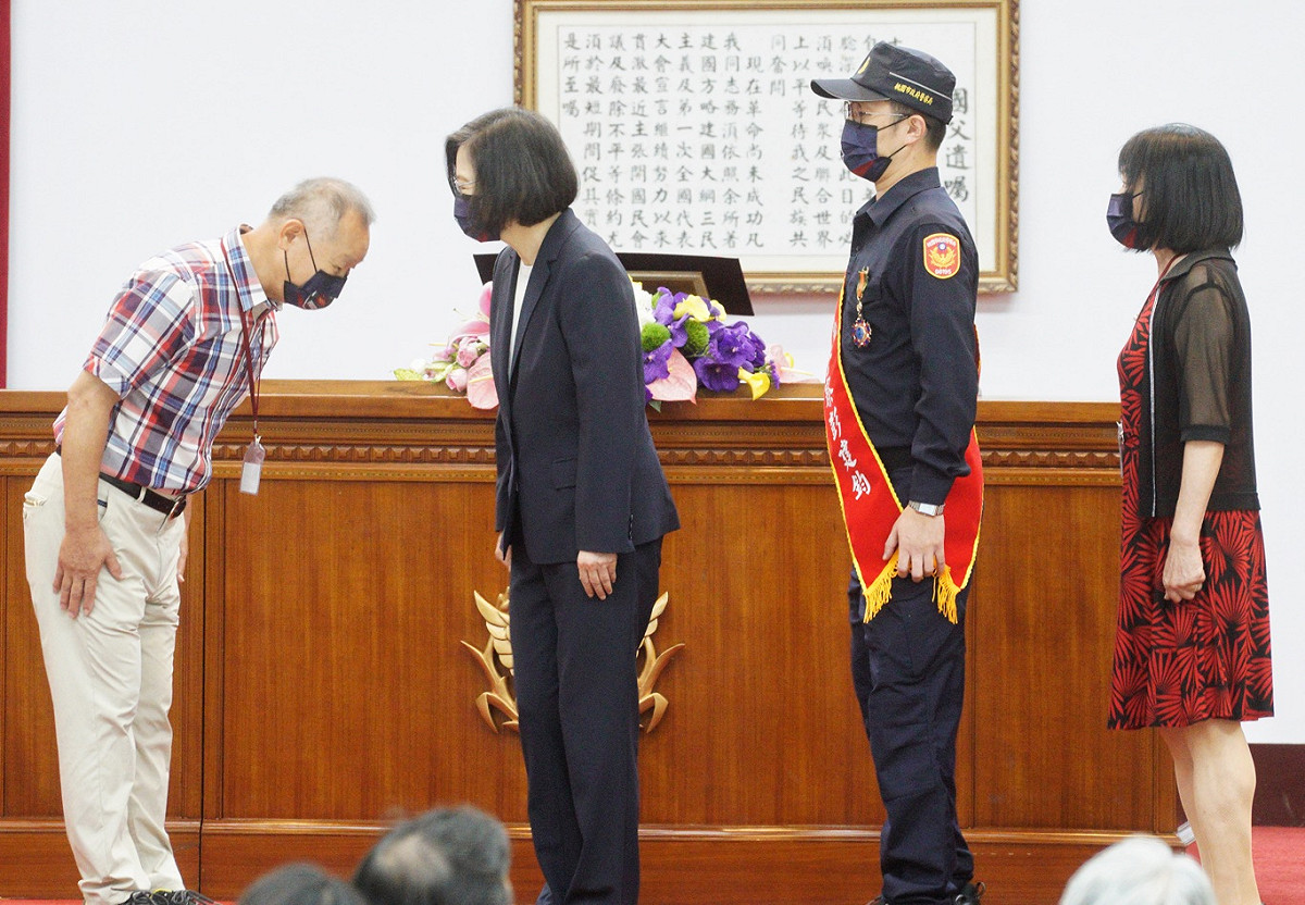 總統蔡英文出席111年警察節慶祝大會，並和得獎者、家屬合影。 圖：張良一/攝