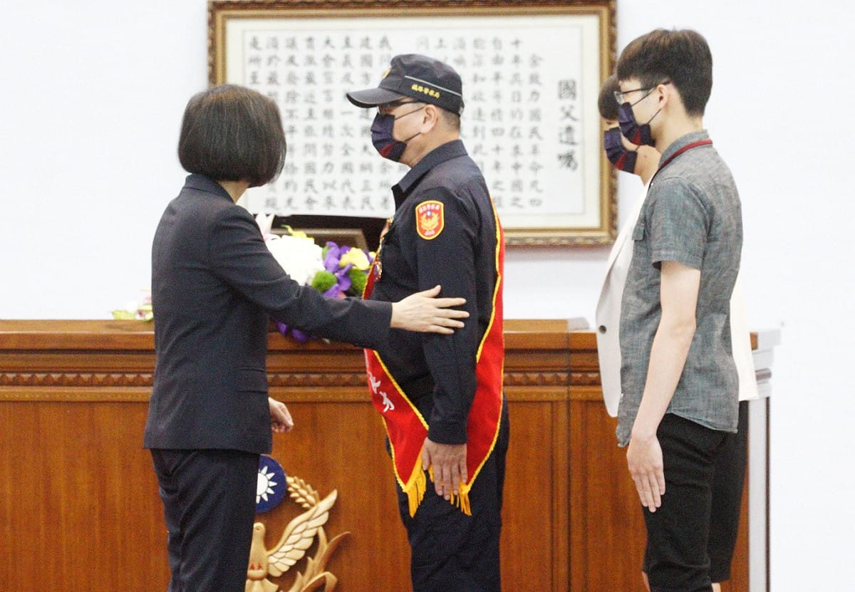 總統蔡英文出席111年警察節慶祝大會，並和得獎者、家屬合影。 圖：張良一/攝