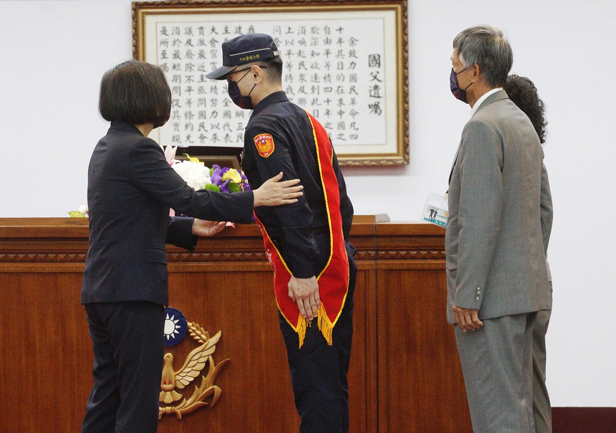 總統蔡英文出席111年警察節慶祝大會，並和得獎者、家屬合影。 圖：張良一/攝