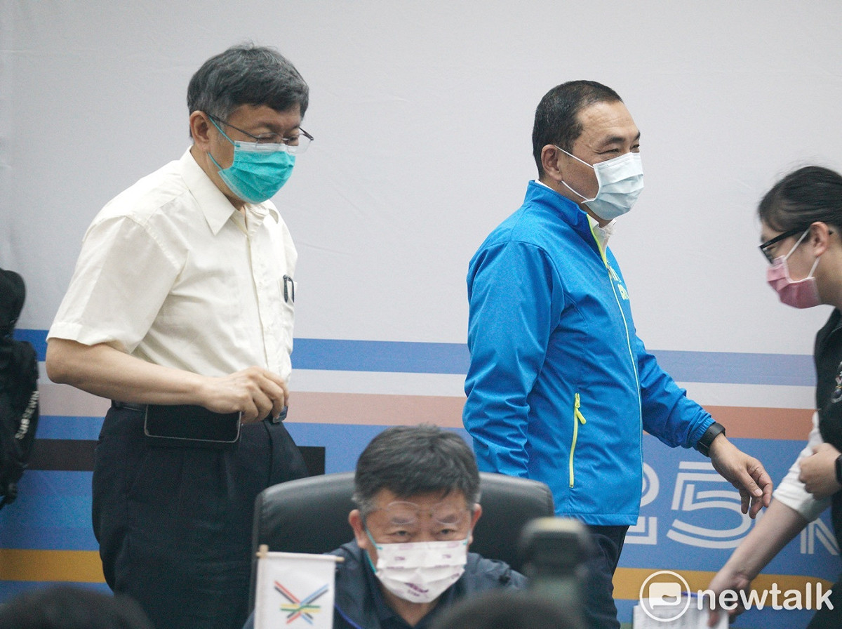 台北市長柯文哲(左)、新北市長侯友宜(右)出席2025雙北世界壯年運動會組織委員會第三次委員會議。 圖：張良一 / 攝