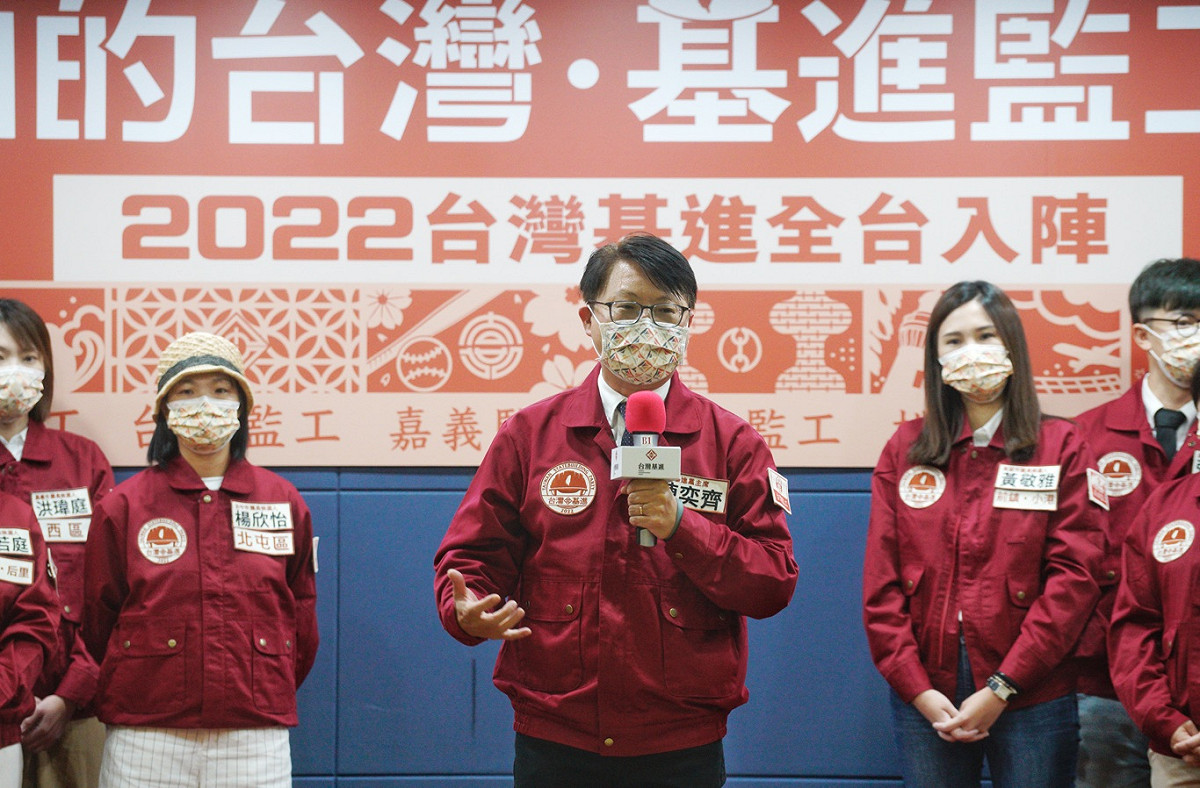 陳奕齊(圖中)在記者會後接受媒體訪問。 圖：張良一/攝