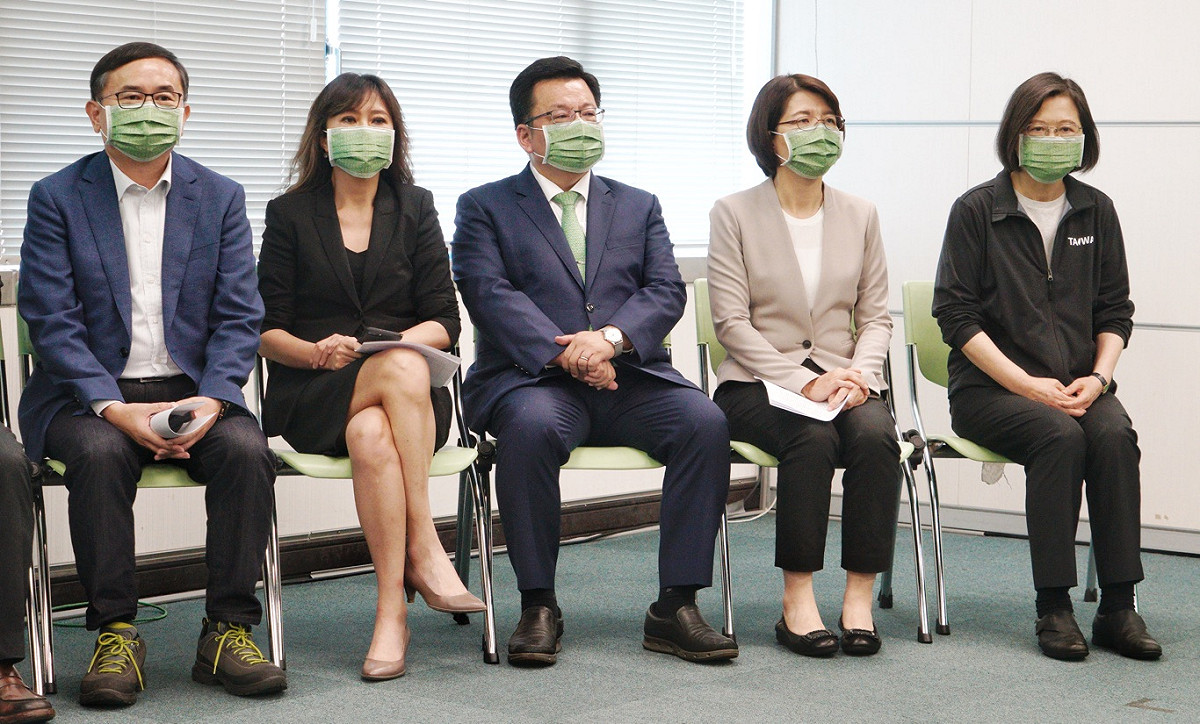 民進黨主席蔡英文主持民進黨縣市長候選人提名記者會，宣布中執會通過徵召黃秀芳、李俊俋、kolas Yotaka、劉櫂豪參選彰化縣長、嘉義市長、花蓮縣長和台東縣長。 圖：張良一/攝