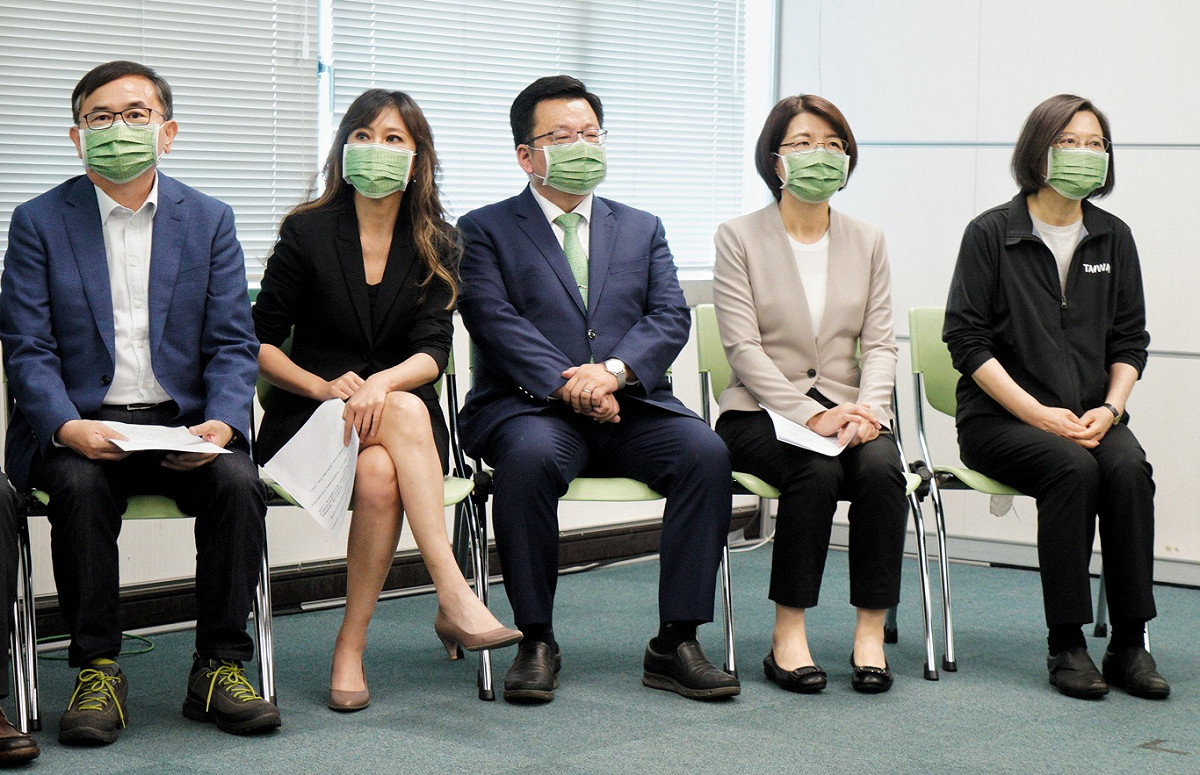 民進黨主席蔡英文主持民進黨縣市長候選人提名記者會，宣布中執會通過徵召黃秀芳、李俊俋、kolas Yotaka、劉櫂豪參選彰化縣長、嘉義市長、花蓮縣長和台東縣長。 圖：張良一/攝