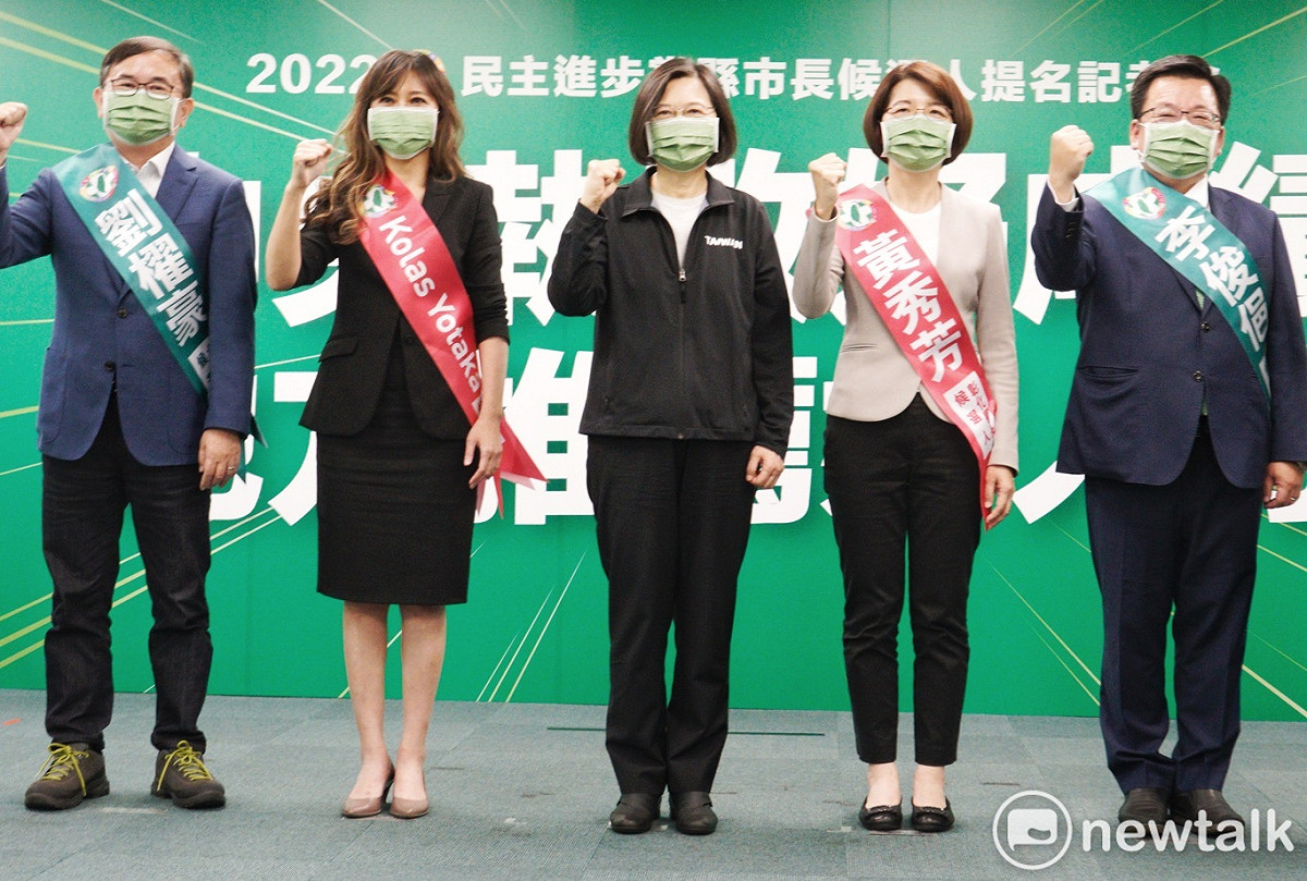 民進黨主席蔡英文（中）主持民進黨縣市長候選人提名記者會，宣布中執會通過徵召黃秀芳（右2）、李俊俋（右1）、kolas Yotaka（左2）、劉櫂豪（左1）參選彰化縣長、嘉義市長、花蓮縣長和台東縣長。 圖：張良一/攝