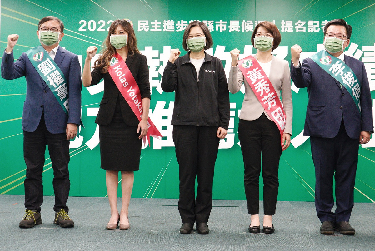 民進黨主席蔡英文（中）主持民進黨縣市長候選人提名記者會，宣布中執會通過徵召黃秀芳（右2）、李俊俋（右1）、kolas Yotaka（左2）、劉櫂豪（左1）參選彰化縣長、嘉義市長、花蓮縣長和台東縣長。 圖：張良一/攝